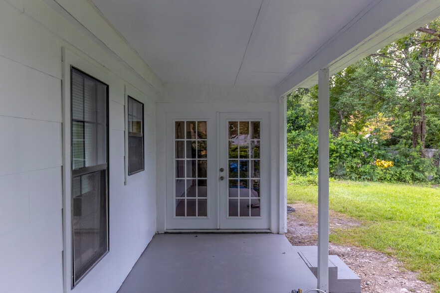 Back Porch - 3015 Bluefield St