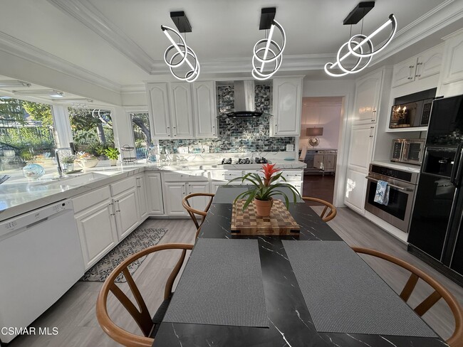 Building Photo - 379 S Greenway Ave