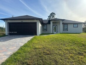 Building Photo - 868 Cervantes St E