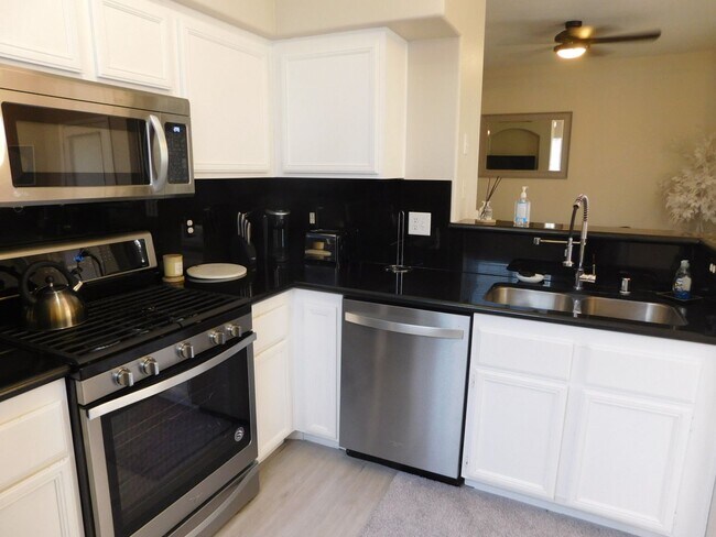 Building Photo - GORGEOUS FULLY FURNISHED 2 BEDROOM UNIT*GA...