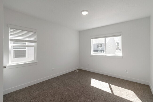 Building Photo - BRAND NEW - 3BD/2.5BTH/2GAR - SPANISH FORK