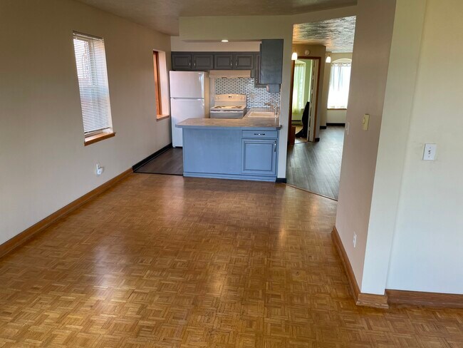 Kitchen - 1916 W Riverside Ave