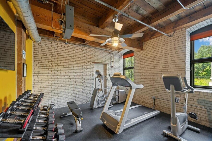 Building Photo - 127 5th St NE