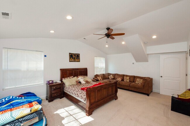 Building Photo - This beautiful well kept single-family hom...