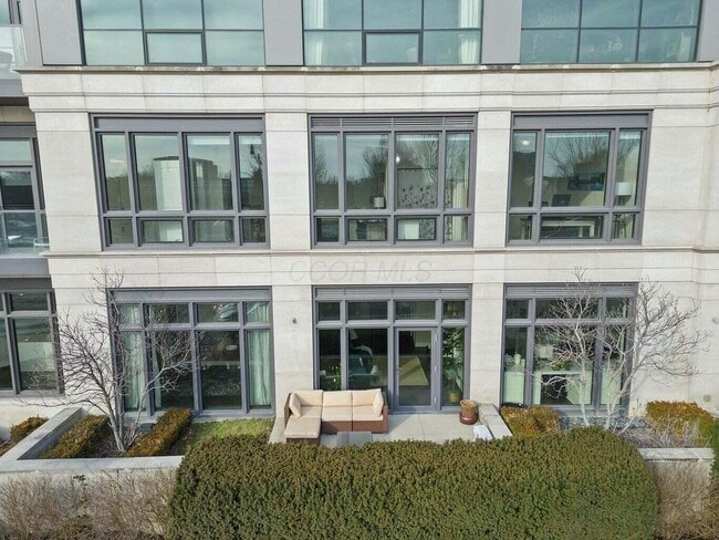 Building Photo - 250 W Spring St