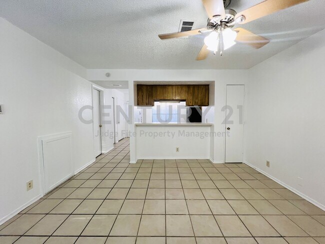 Building Photo - 929 W Hickory St