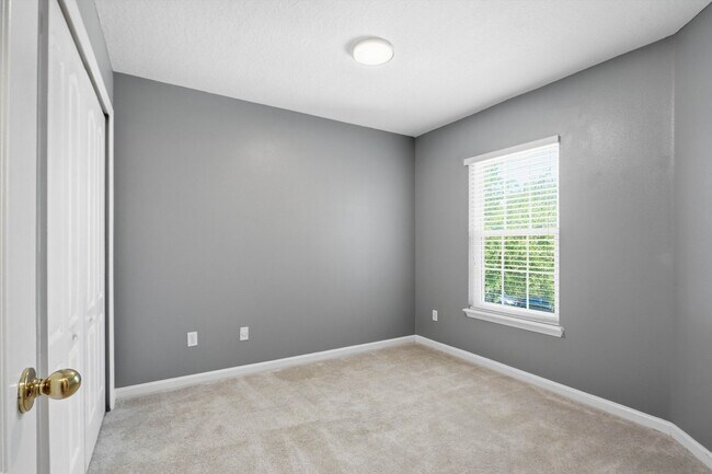 Building Photo - Beautiful TownHome