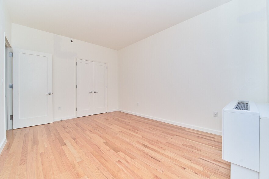 Building Photo - Spacious One Bedroom with Two Balconies