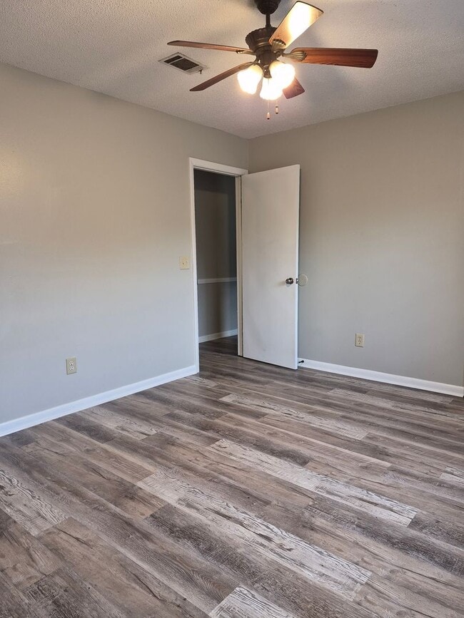Building Photo - 242 Garden Cir