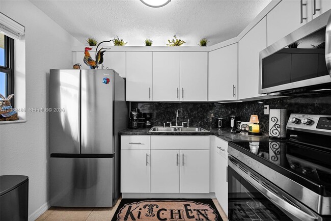 Building Photo - 1334 Collins Ave