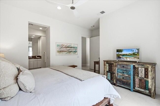 Building Photo - 78905 Mission Dr W