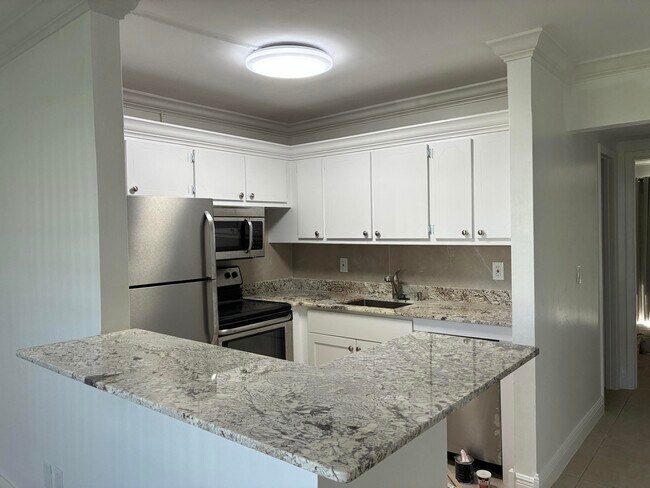 Building Photo - 650 Horizon St E