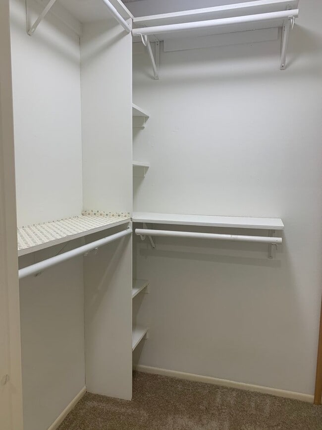 Building Photo - Spacious Lake Forest condo available 09/05...