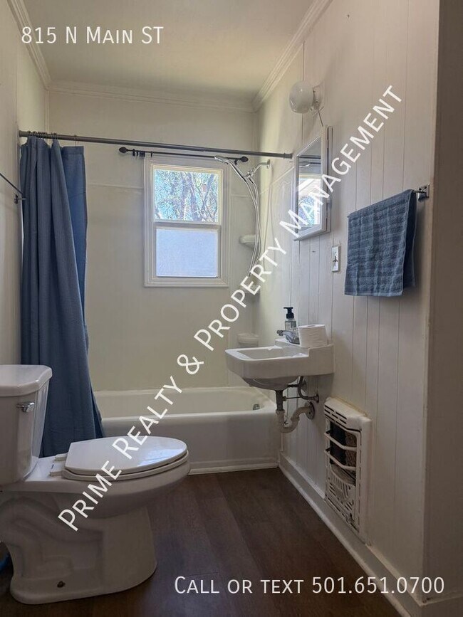 Building Photo - 815 N Main St