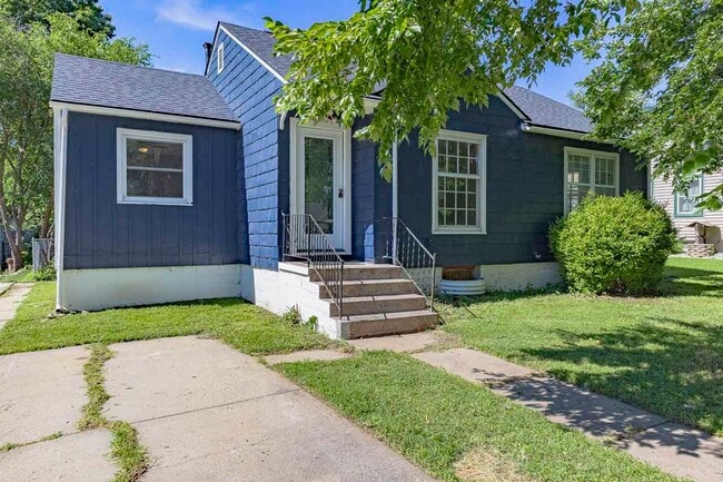 Building Photo - Spacious home for rent!