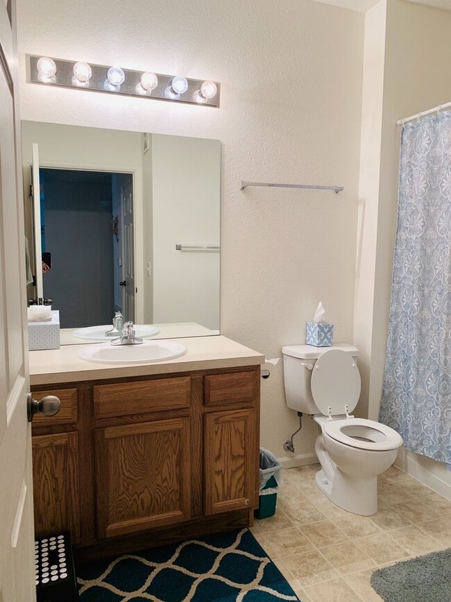 Building Photo - Beautiful 2 bed, 2 bath condo with 1 car garage and easy access to I-25