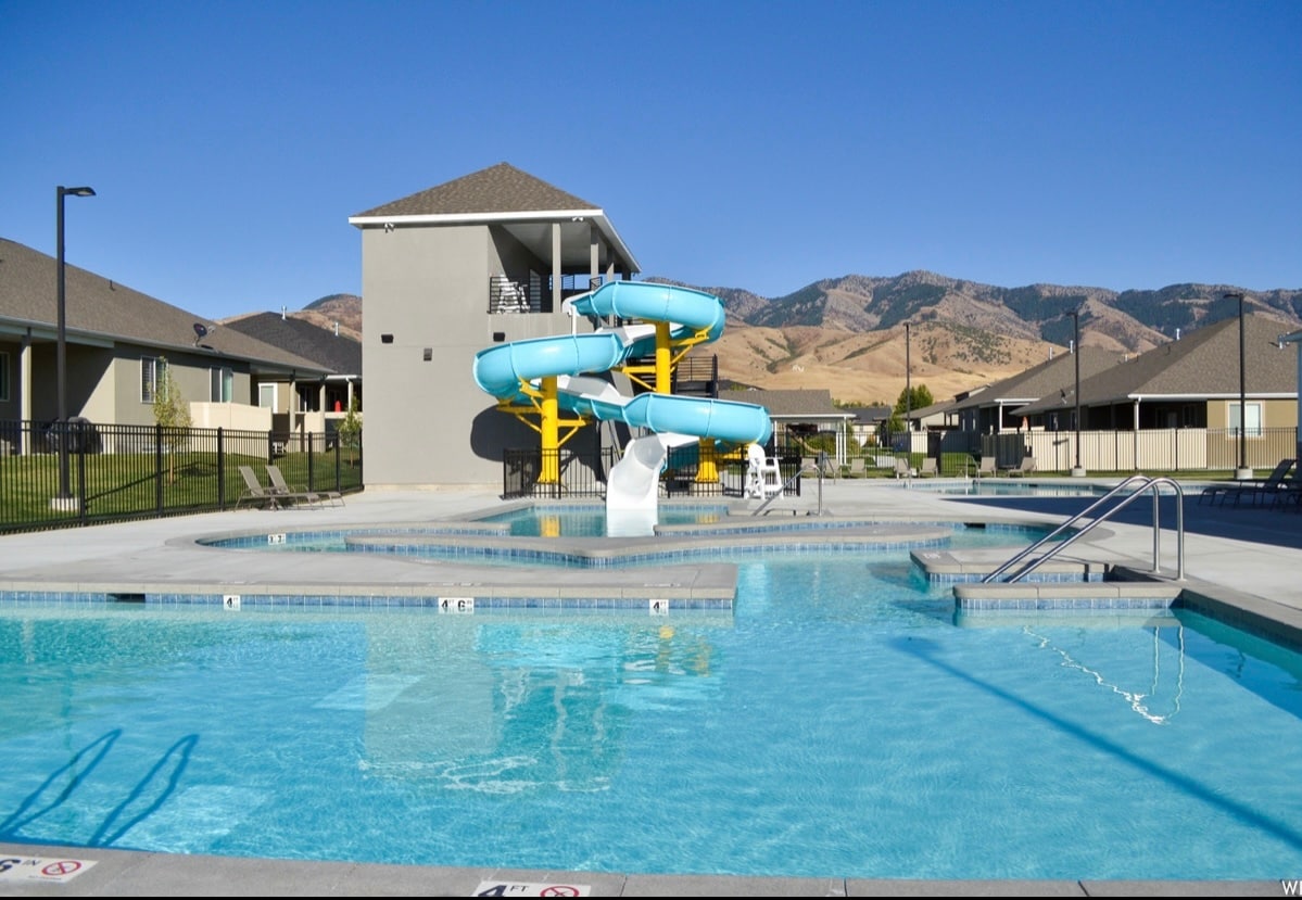 Hoa Pool - 145 E 620 S