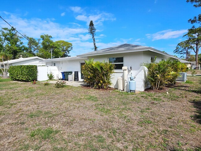 Building Photo - Annual Unfurnished 2 Bedroom 2 Bathroom Single Family Home in South Venice!