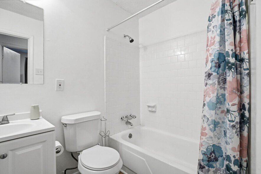 Building Photo - 405 King Arthur Ct