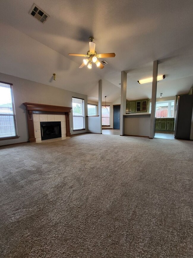 Building Photo - (3) Bed/(2) Bath + Study/Office in NW Norman! Storm Shelter! Neighborhood Pool!