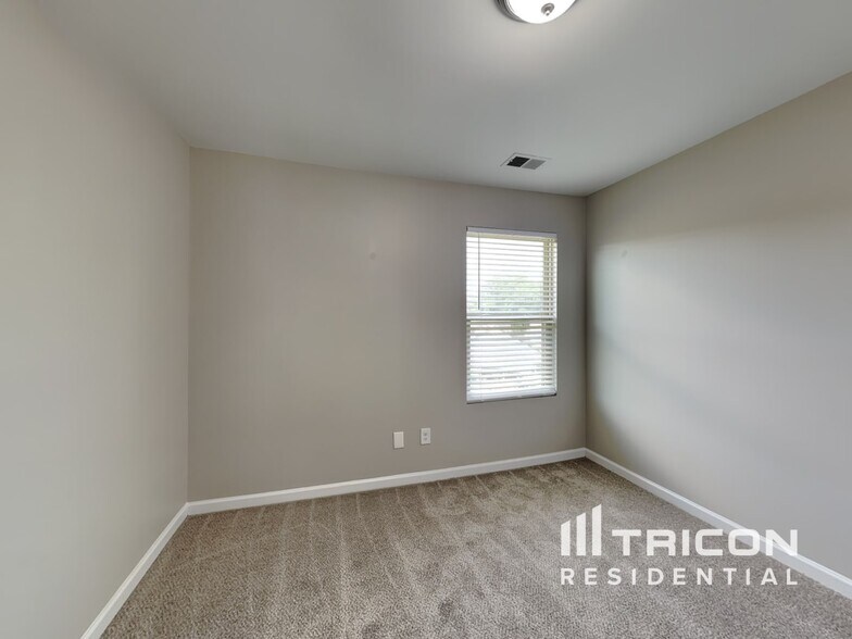 Building Photo - 646 Nonsuch Way