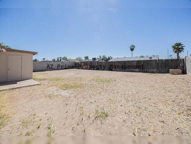 Building Photo - 8821 W Sahuaro Dr