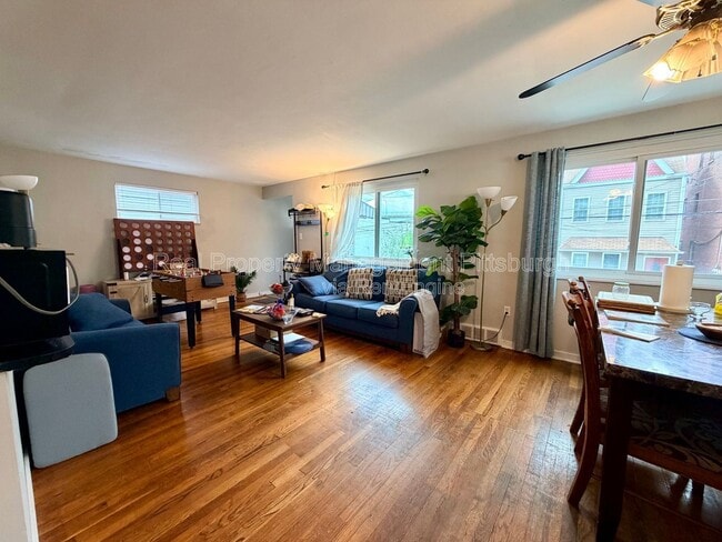 Building Photo - 433 Ella St