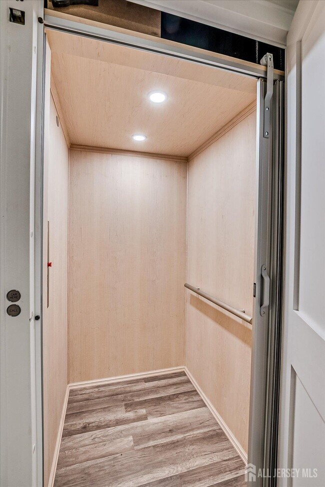 Building Photo - 3979 Park Ave