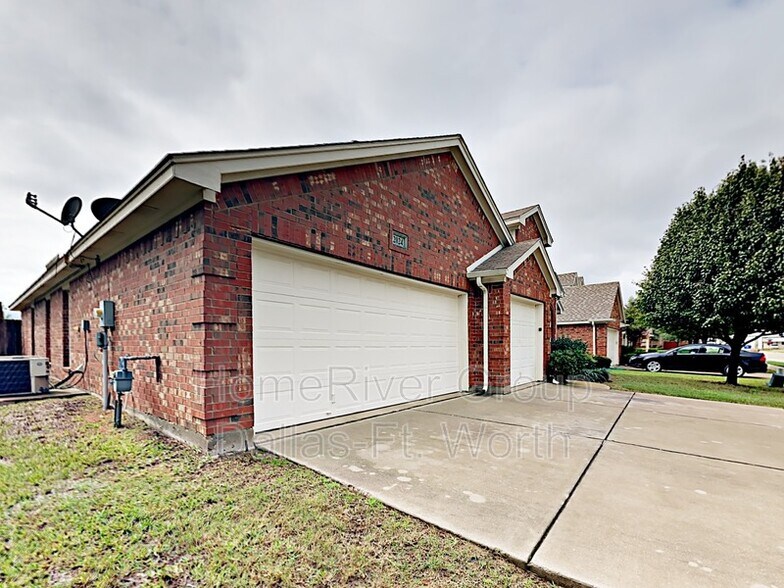 Building Photo - 2024 El Camino Dr