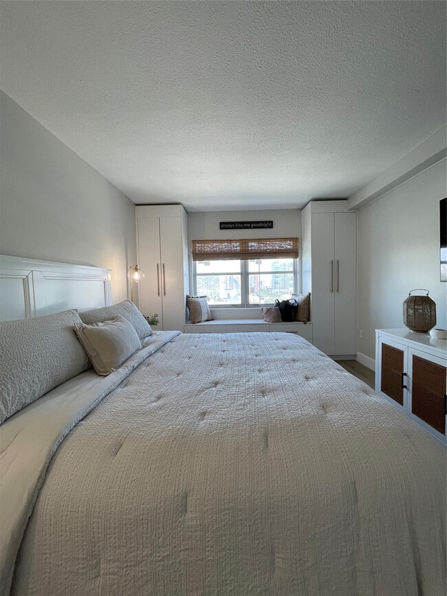 Building Photo - 400 Kings Point Dr