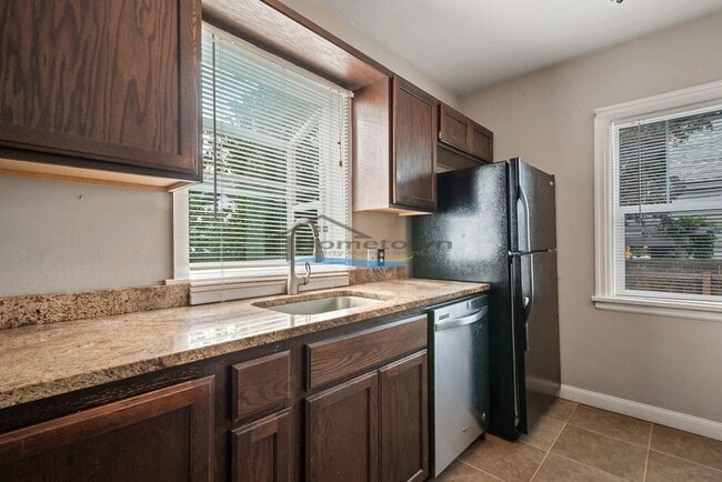 Building Photo - Well-Maintained 3 Bed 2 Bath Cottage in Do...