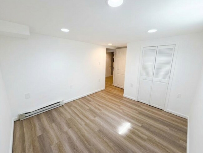 Building Photo - 209 4th Ave