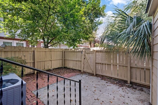 Building Photo - Inviting 3-bedroom, 1.5-bath home in the h...