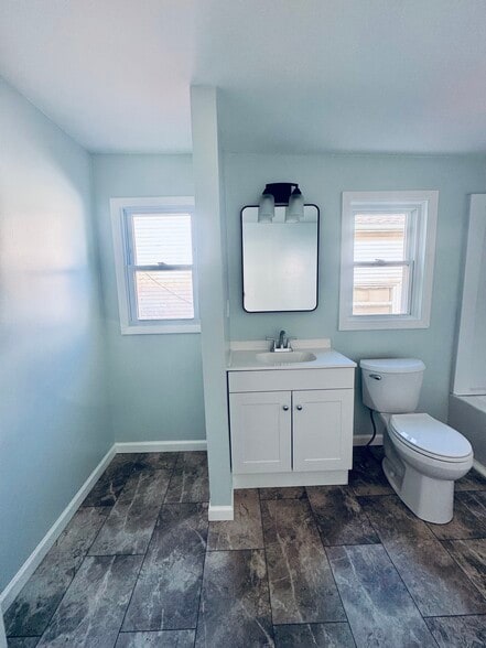 Building Photo - 514 E 9th St