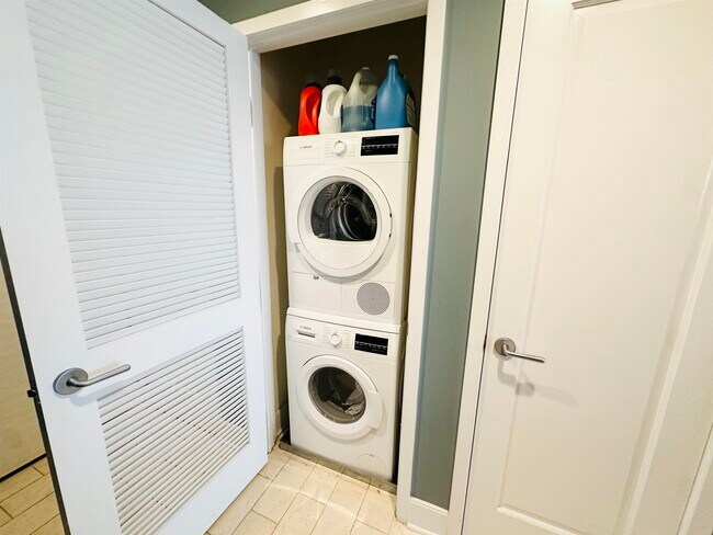 Building Photo - 1125 Maxwell Ln