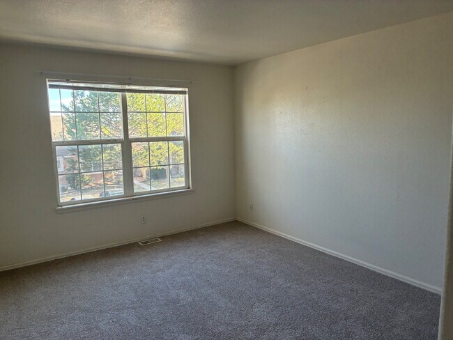 Building Photo - Very Nice 2 Bedroom, 2 1/2 Bath Townhome in Quail Run! Community Pool & Tennis Courts! Minutes To...