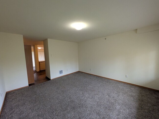 Building Photo - 2 bed/2 bath Apartment on Northwest Ave!