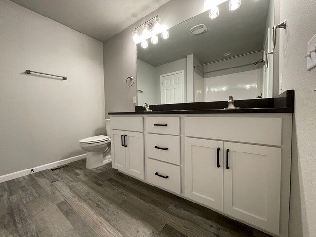 Building Photo - Exquisite 3-Bedroom Home with Modern Elegance and Scenic Views!