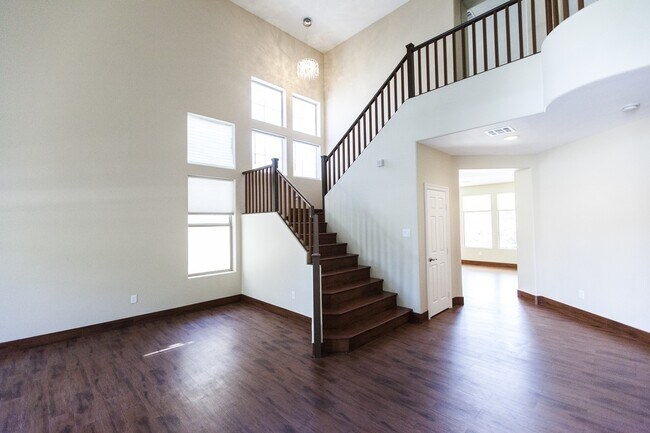 Building Photo - Rhodes Ranch Golf Course View