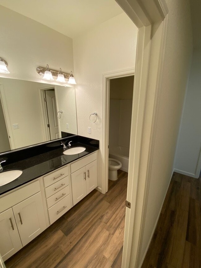 Building Photo - Gorgeous NEWER home between Tulare and Vis...
