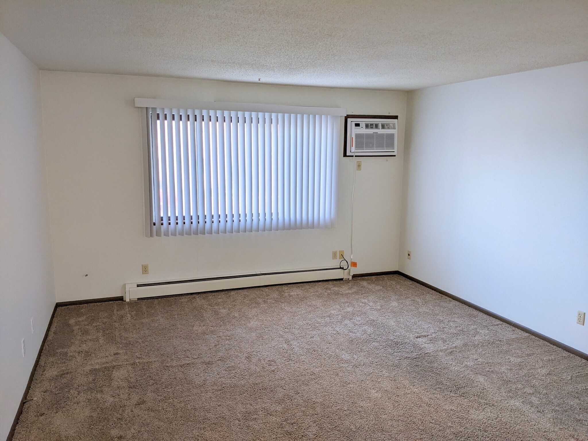 Building Photo - 4570 Vasey Ave