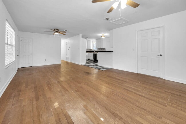 Building Photo - 1020 Pinetree Rd