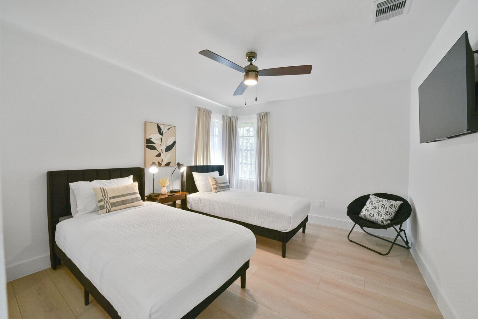 Building Photo - 5122 Hialeah Dr