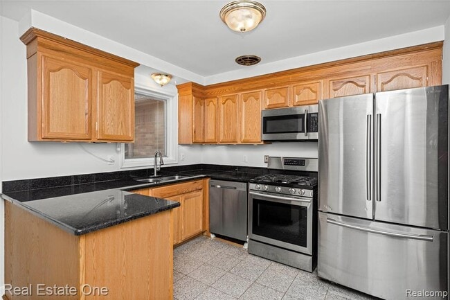 Building Photo - 2360 Pine View Dr