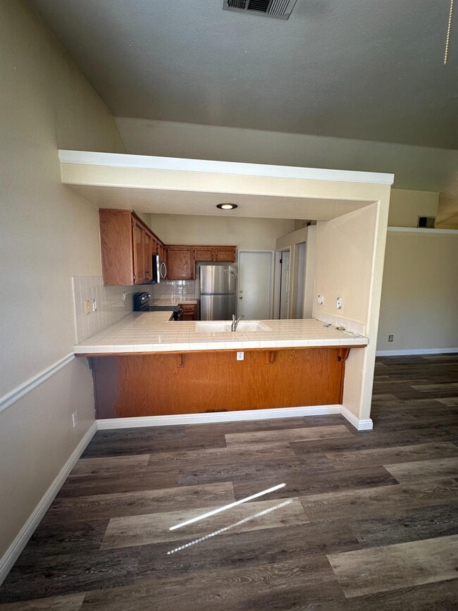 Building Photo - 5560 N Ellendale Ave