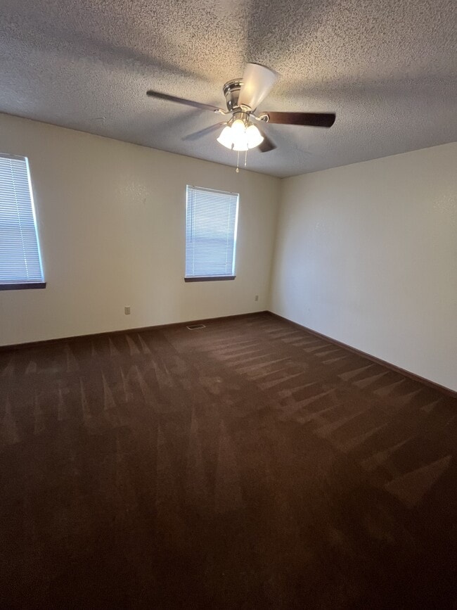 Building Photo - 806 Foster Ln