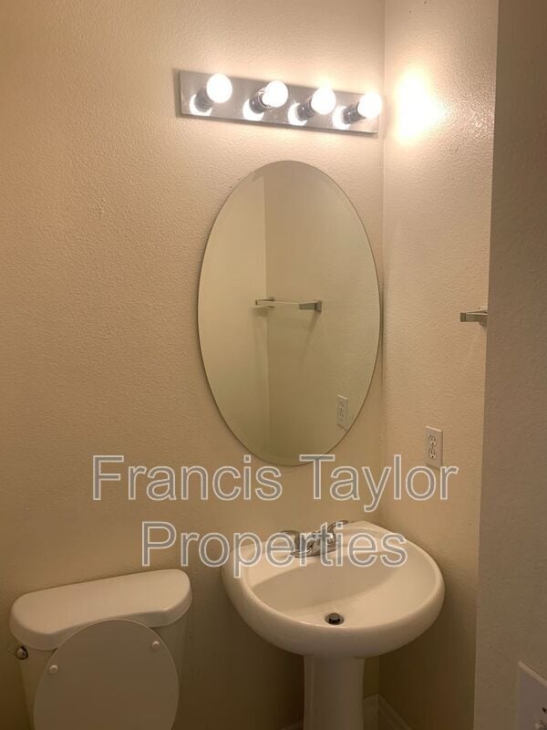 Building Photo - 870 N Fig St