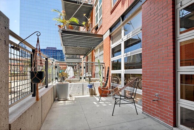 Building Photo - 877 Island Ave