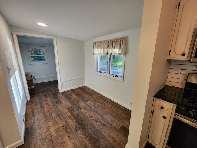 Kitchen Dining Area - 7 Line St