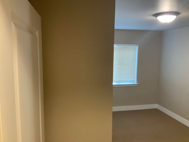 Building Photo - 5 Bedroom Duplex in University Area